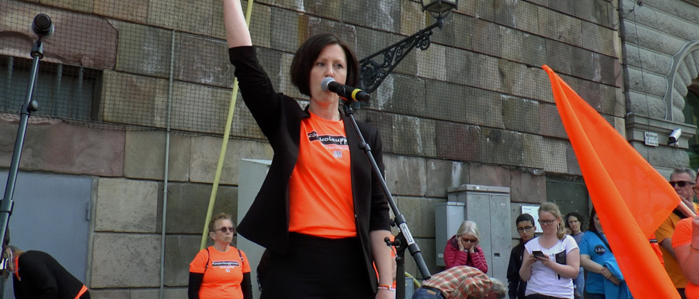 Anki Jansson talar vid en av Förskoleupprorets manifestationer