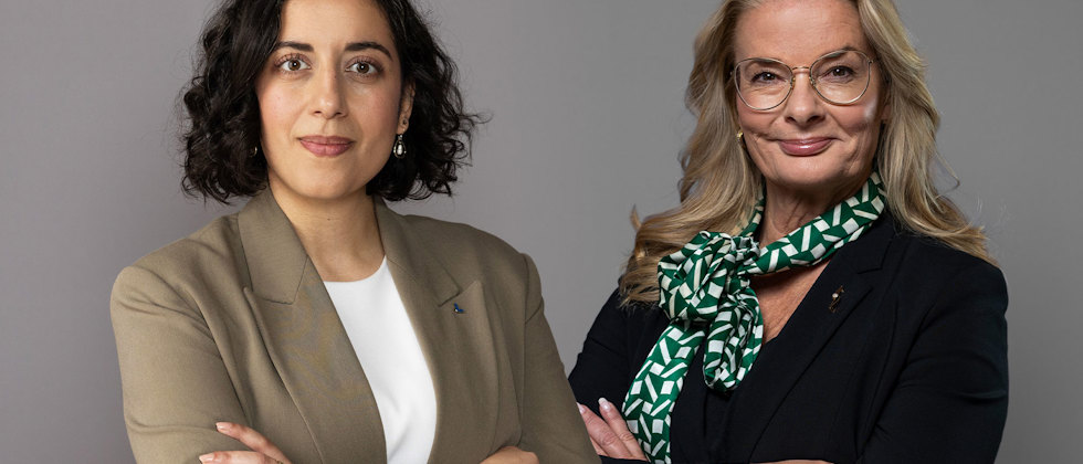 En bild av Simona Mohamsson och Lotta Edholm, båda med armarna i kors över bröstet