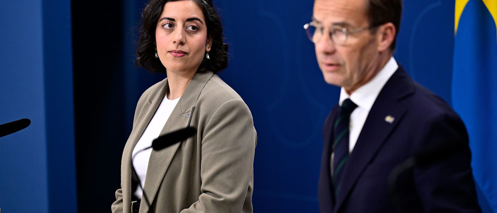 Statsminister Ulf Kristersson (M) och Simona Mohamsson (L) när nyutnämnda statsråd i regeringen presenteras, under en pressträff på Rosenbad