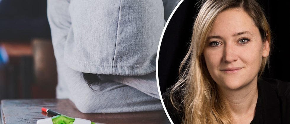 En genrebild av en elev som ligger med ansiktet mot bänken, huvtröjan täcker huvudet, och ett porträtt av Susanna Cederquist mot mörk bakgrund